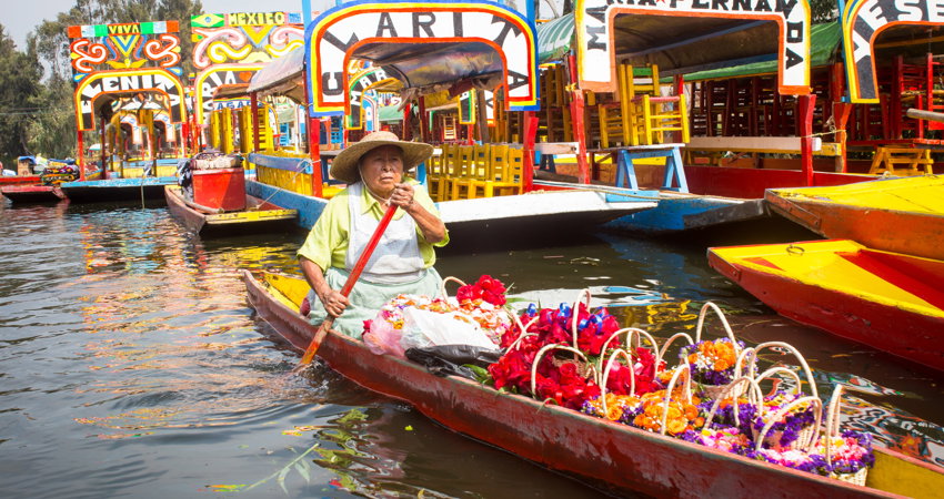 En la zona de Xochimilco, Ciudad de México, los locales transportan las flores por sus canales.