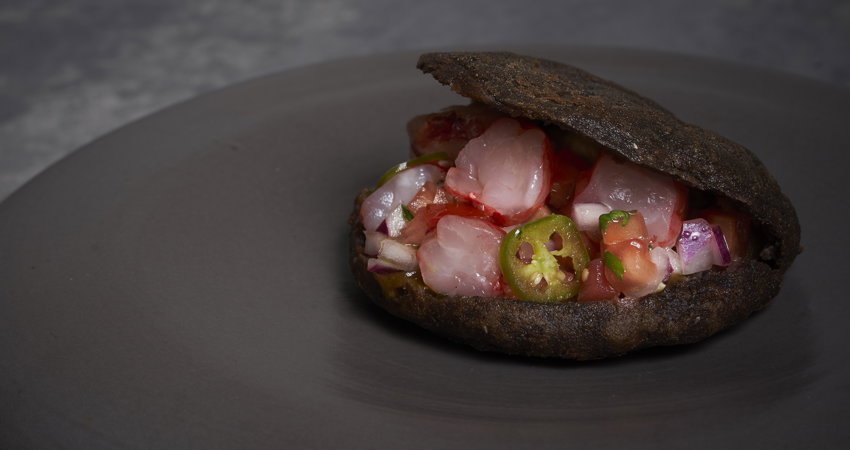 La gordita de maíz azul con lechón, carabinero y pico de gallo costeño, uno de los platos más espectaculares del restaurante mexicano Punto MX.