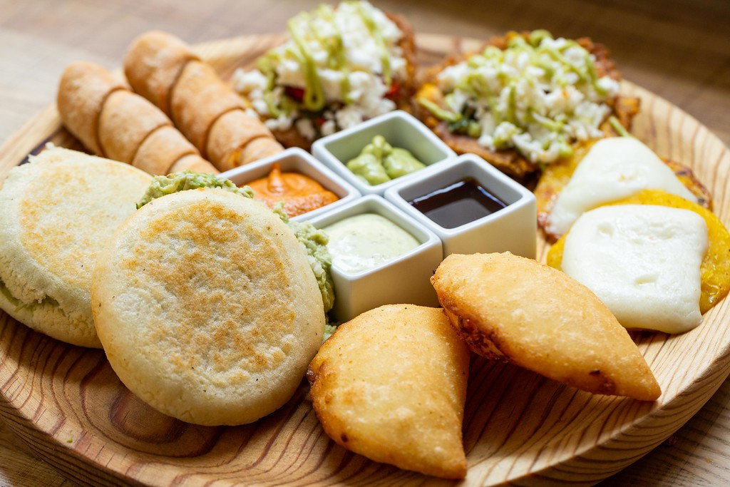 El plato apartapalos de Apartaco es ideal para degustar los entrantes más clásicos de la gastronomía venezolana en Madrid.