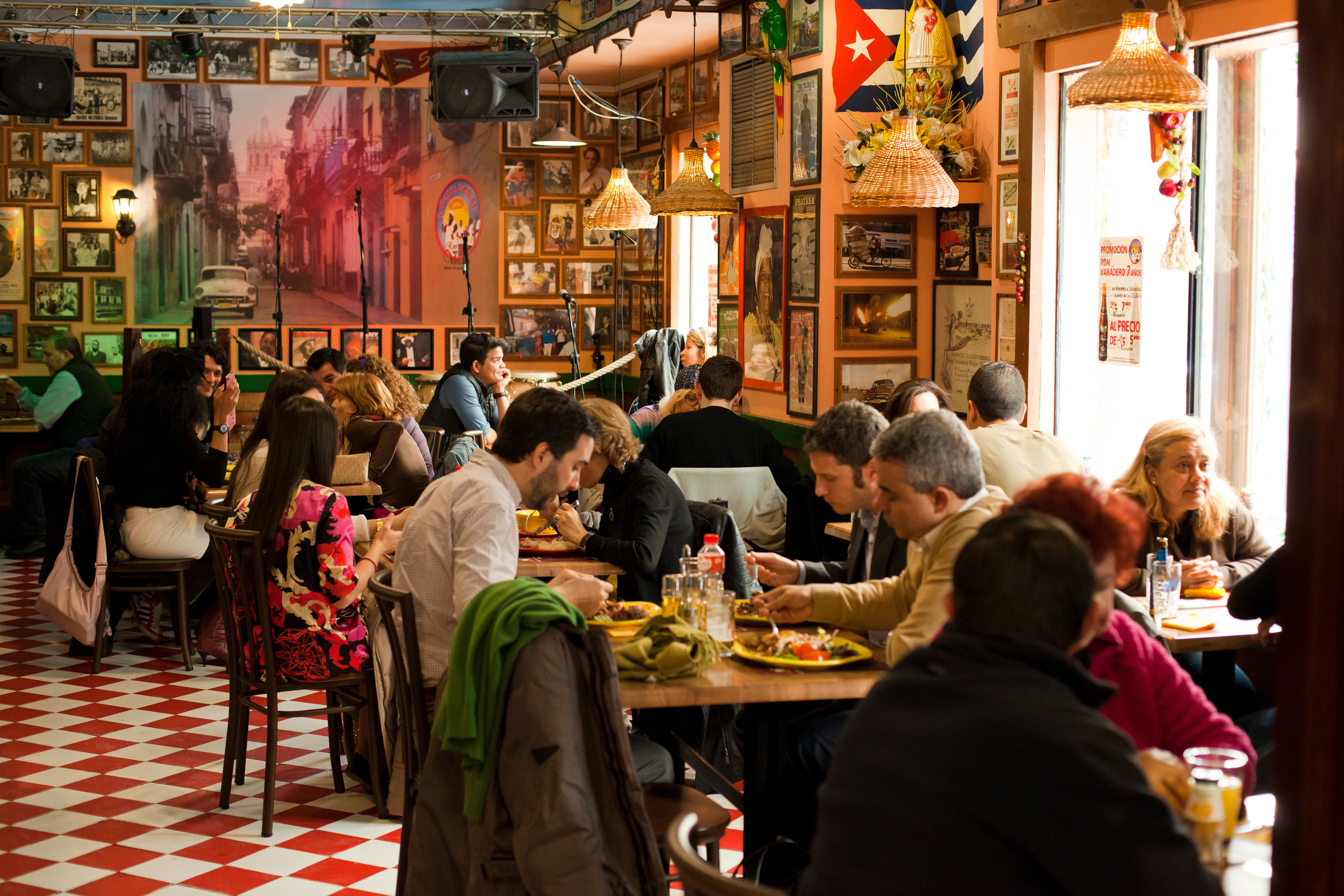 El restaurante La Negra Tomasa lleva más de 20 años ofreciendo comida casera cubana acompañado de música y espectáculo en directo.