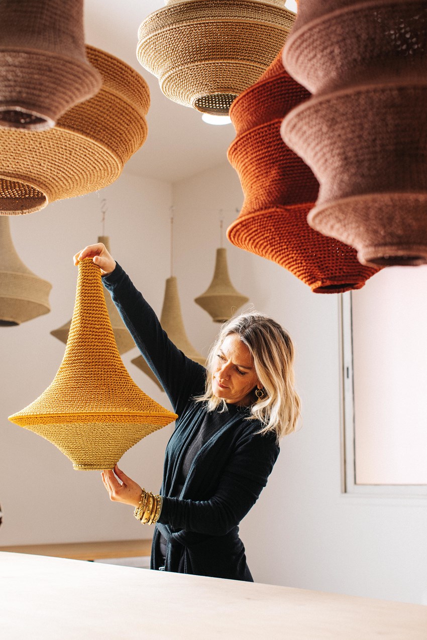 Si vas de compras por Marrakech, visita Hamimi Design, un local donde encontrarás estas lámparas fabricadas artesanalmente con ganchillo por mujeres del poblado de Tougana.