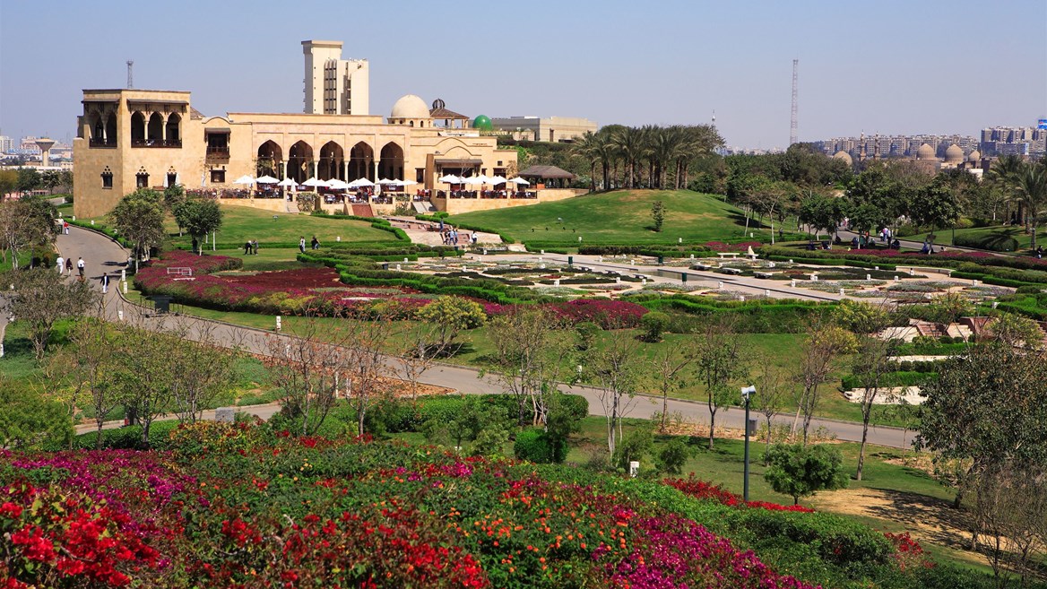 In your visit to Cairo you can not miss the park of al-Azhar, one of the largest in the city.