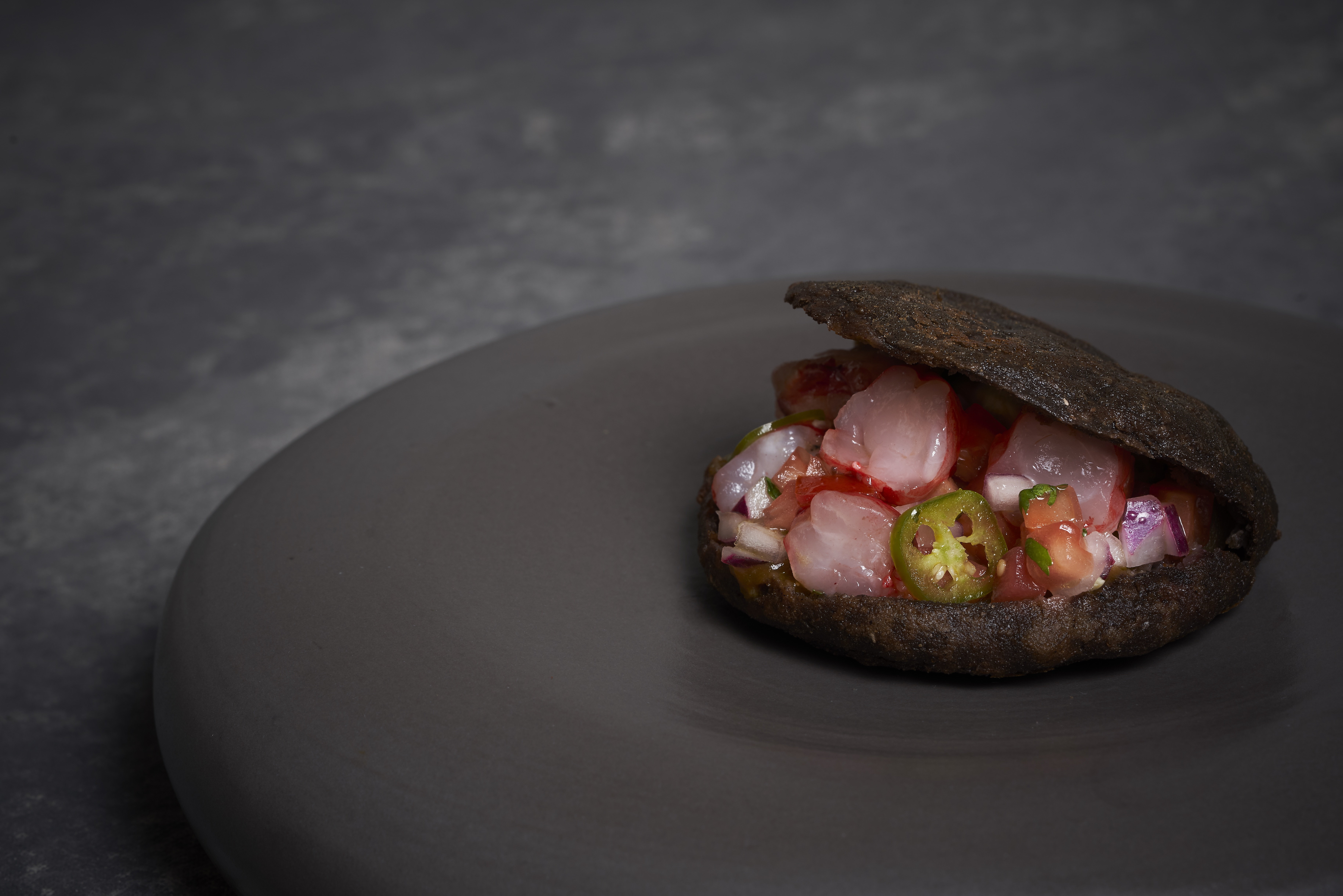 The chubby blue corn with sucker, carabinero and pico de gallo costaño, one of the most spectacular dishes of the Mexican restaurant Punto MX.