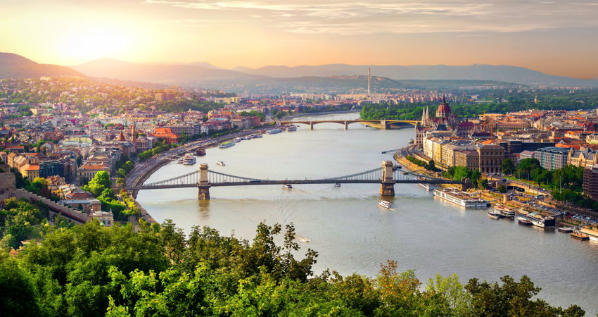 Watching the sunset from Géllert Hill, next to the Citadel, is a classic in Budapest that you can't miss this May bridge.