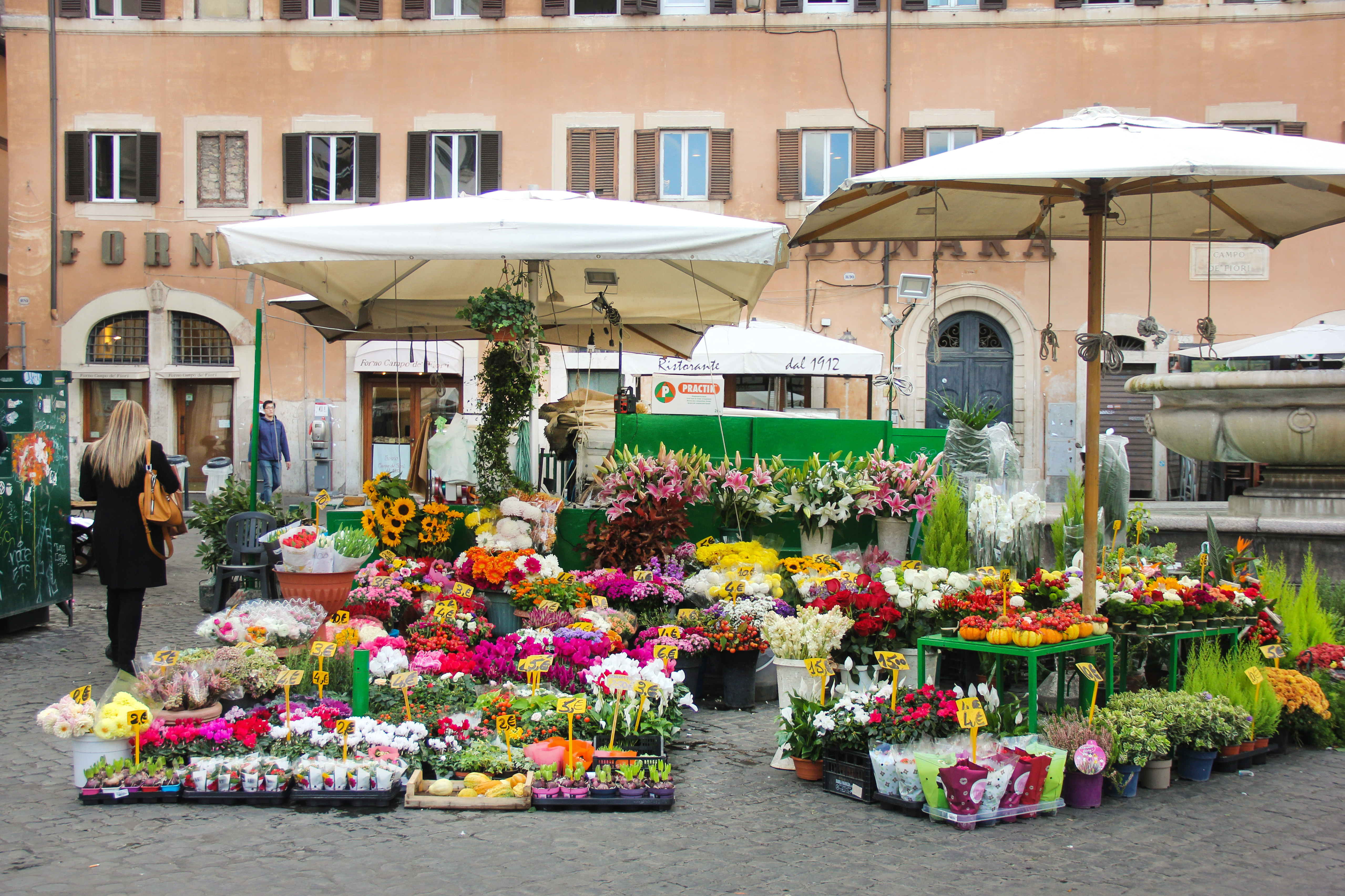 Para celebrar la primavera visita el mercado de flores de Campo de Fiori en Roma y disfruta también de un buen aperitivo.