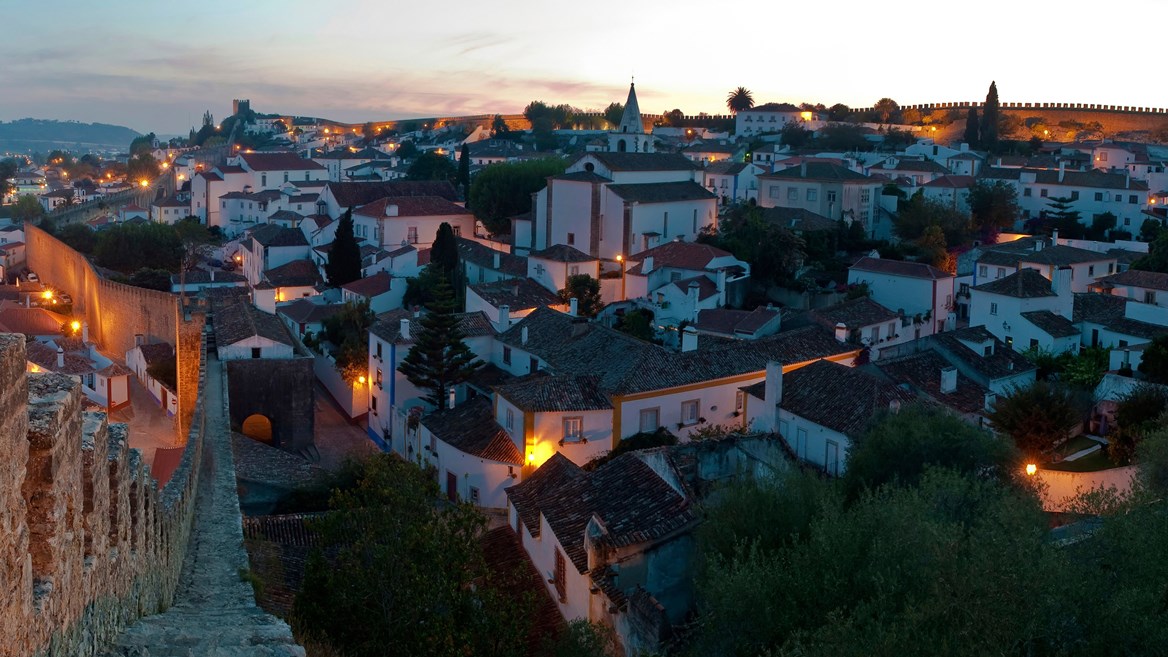 El pueblo de Óbidos, a una hora en coche desde Lisboa, es uno de los pueblos más bonitos de Portugal.