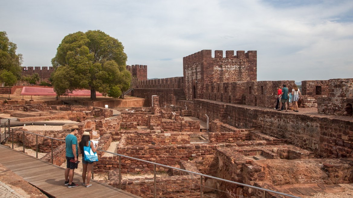 Silves, antigua capital del Algarve, aún conserva esa esencia medieval que lo convierte en uno de los pueblos más bellos de Portugal.