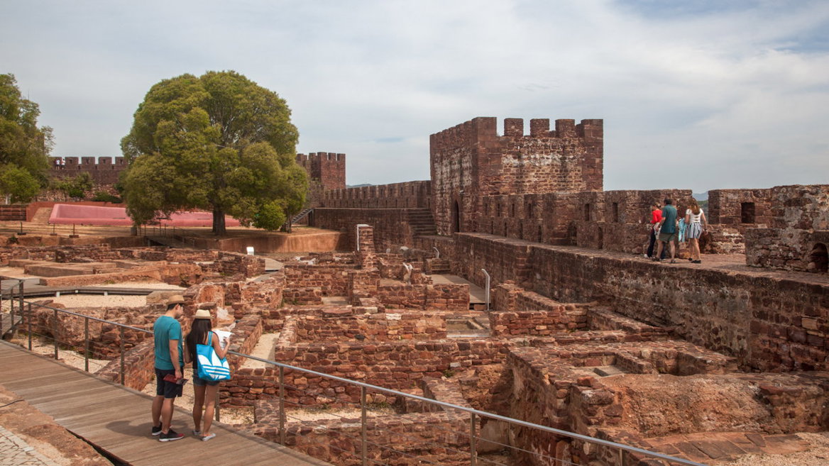 Silves, antigua capital del Algarve, aún conserva esa esencia medieval que lo convierte en uno de los pueblos más bellos de Portugal.