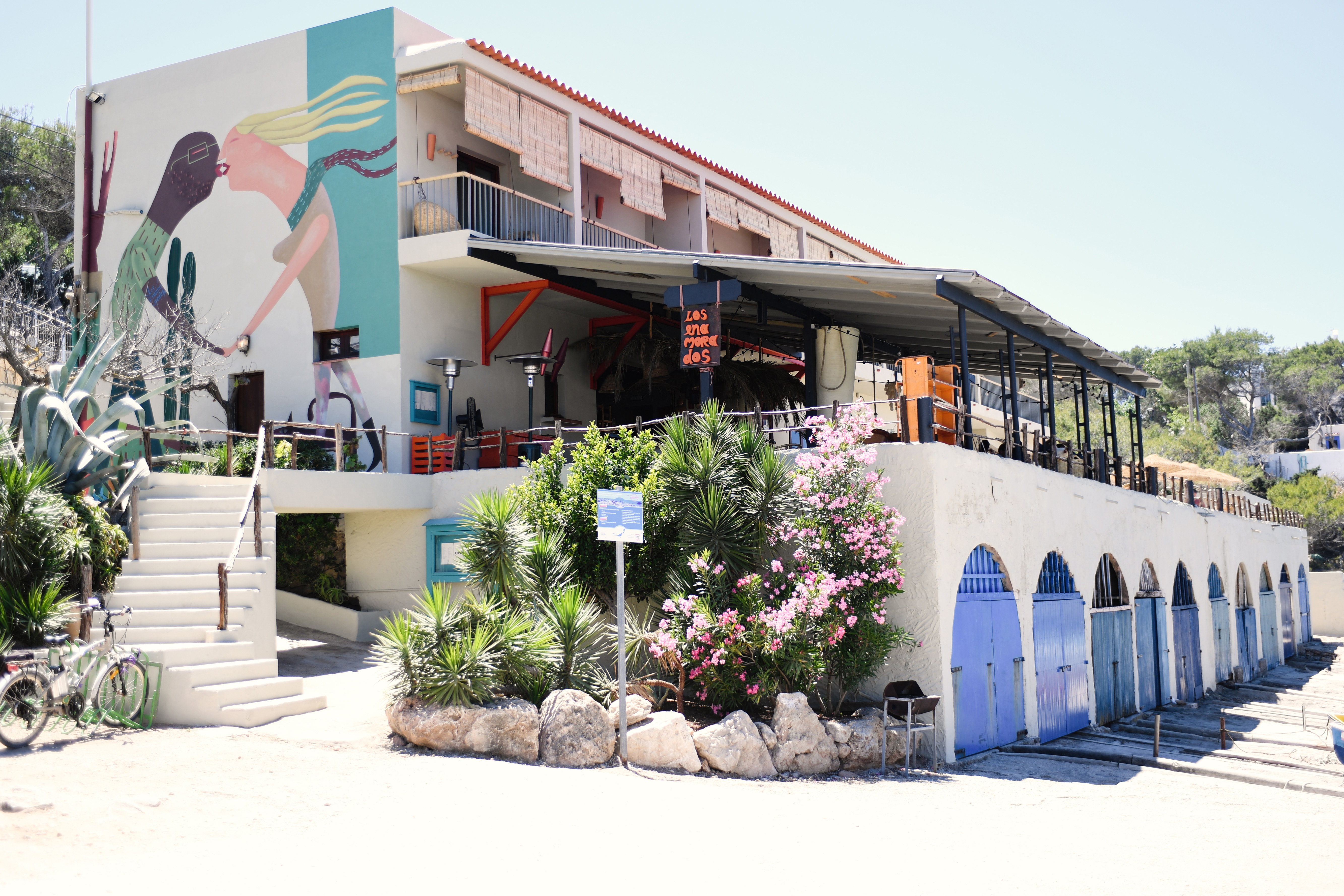 Los Enamorados, en el norte de Ibiza, es un espacio con esencia hippie donde conviven un hotel-boutique con un espacio gastronómico y una concept store.