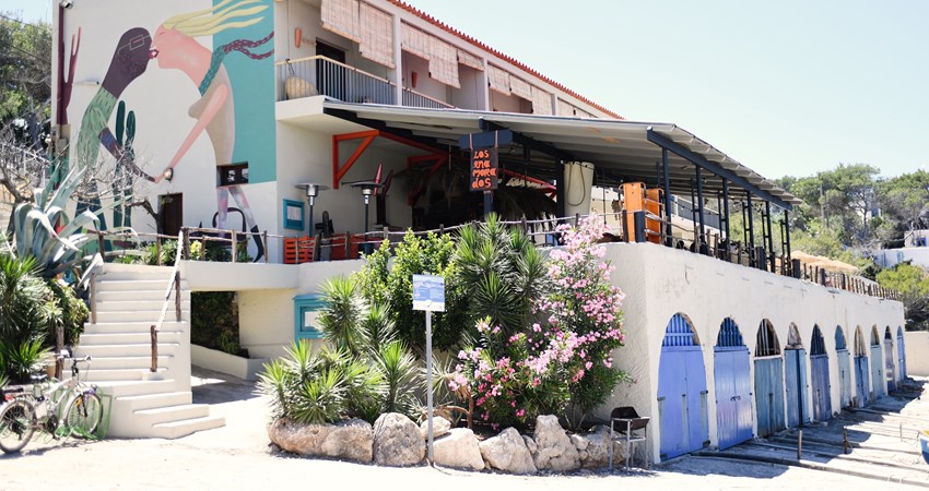 Los Enamorados, en el norte de Ibiza, es un espacio con esencia hippie donde conviven un hotel-boutique con un espacio gastronómico y una concept store.