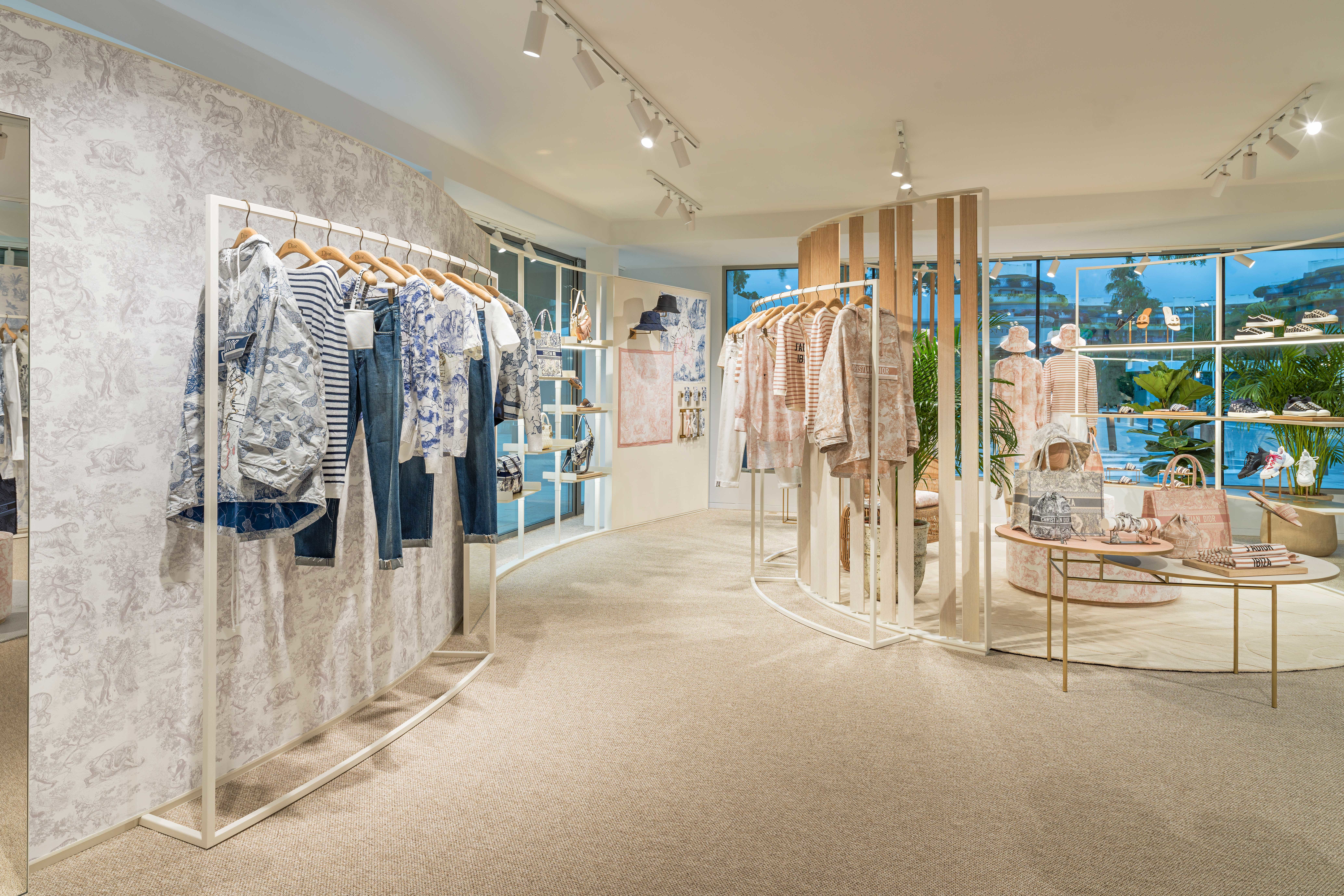 Dior ha apostado por el puerto deportivo La Marina de Ibiza para abrir, hasta octubre, un pop up con una colección exclusiva para la isla. 