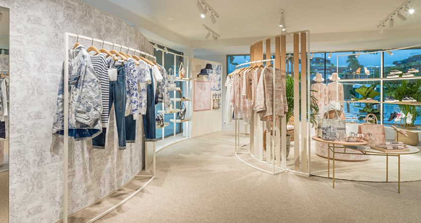 Dior ha apostado por el puerto deportivo La Marina de Ibiza para abrir, hasta octubre, un pop up con una colección exclusiva para la isla. 