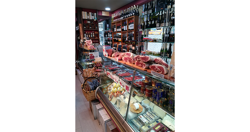 La abacería Prisa en Santander en plena Plaza de las Cervezas