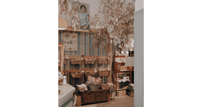 Anchos Doña Tomasa, en el Paseo Menéndez Pelayo de Santander, cuenta con una fuerte selección de anchoas del cantábrico y sobaos pasiegos.