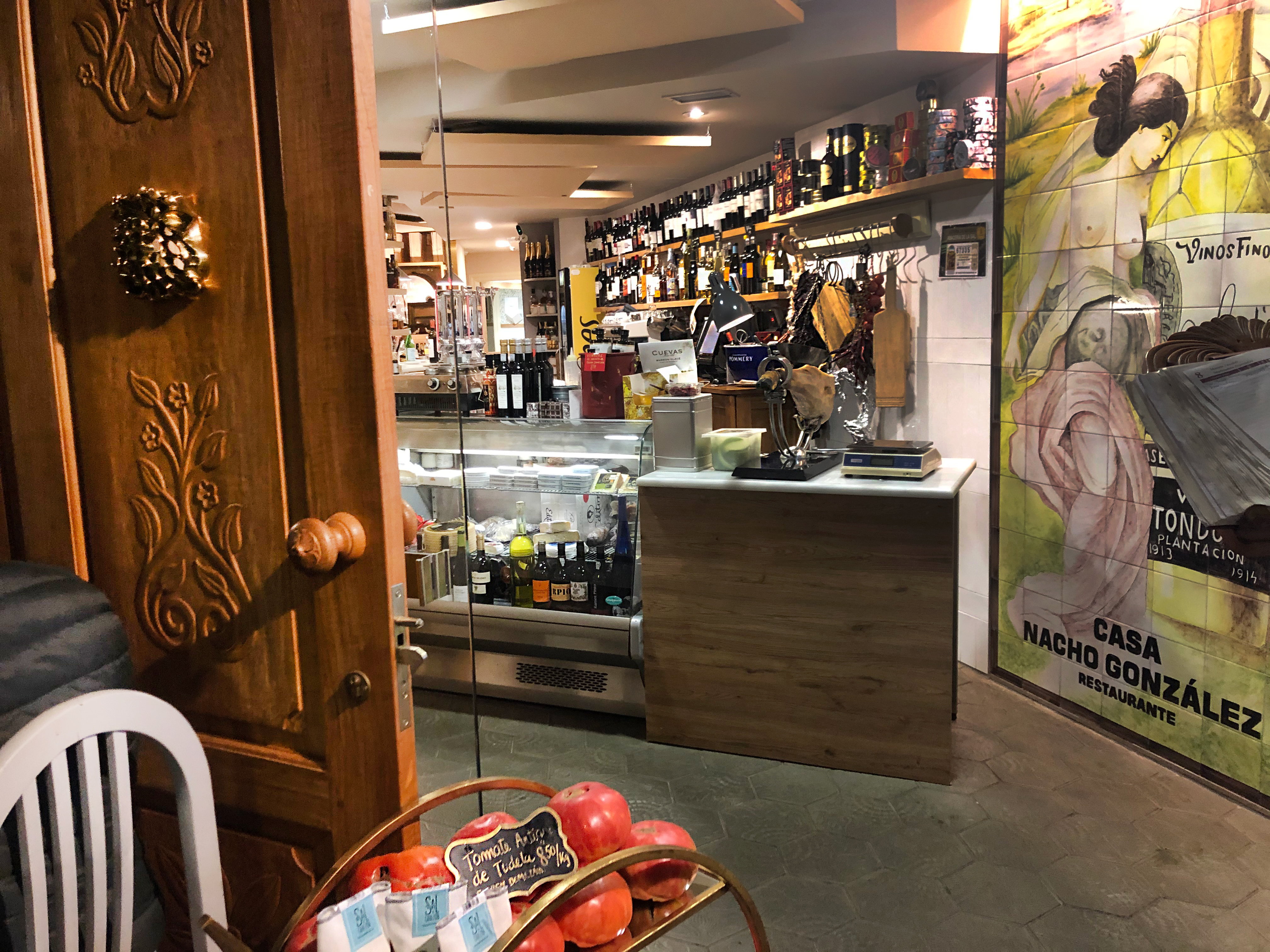 La Abacería de la Sal, en Cabezón de la Sal, conserva en la Plaza del Ángel de la Bodega el aire y el espíritu de una antigua abacería, donde todo lo que está en la carta también se puede comprar para llevar.