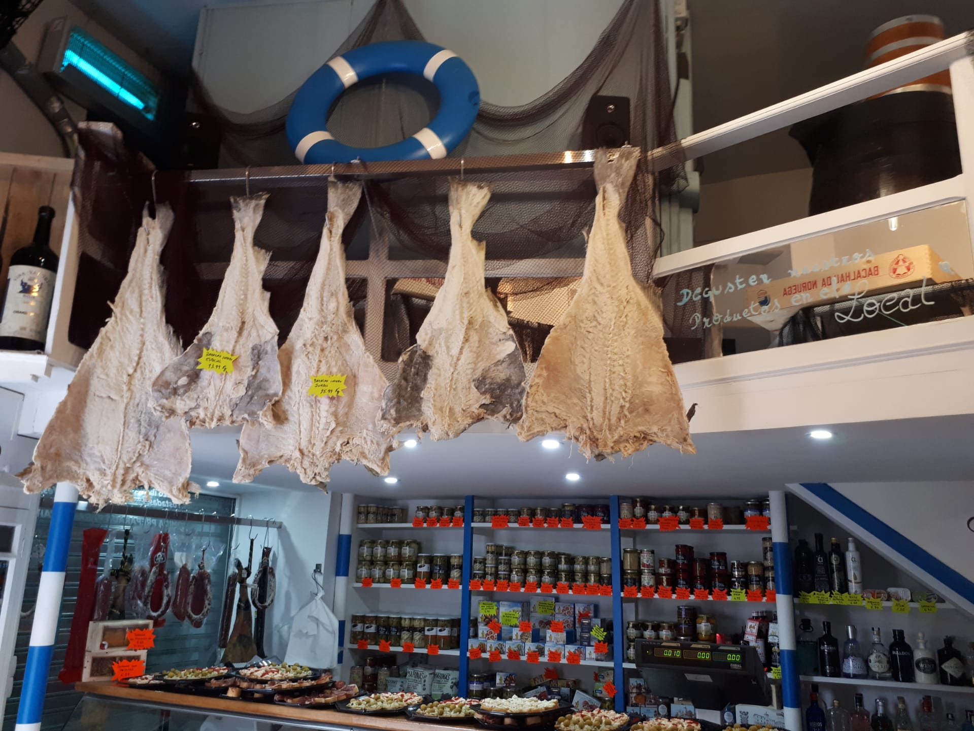La Tienduca hace de una de las señas de identidad de las antiguas abacerías su carta de presentación: grandes bacaladas secándose en un gancho reciben al cliente en este colmado portugués que es también bar y restaurante. 