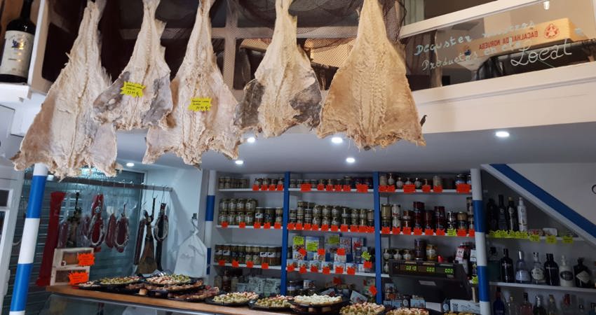 La Tienduca hace de una de las señas de identidad de las antiguas abacerías su carta de presentación: grandes bacaladas secándose en un gancho reciben al cliente en este colmado portugués que es también bar y restaurante. 