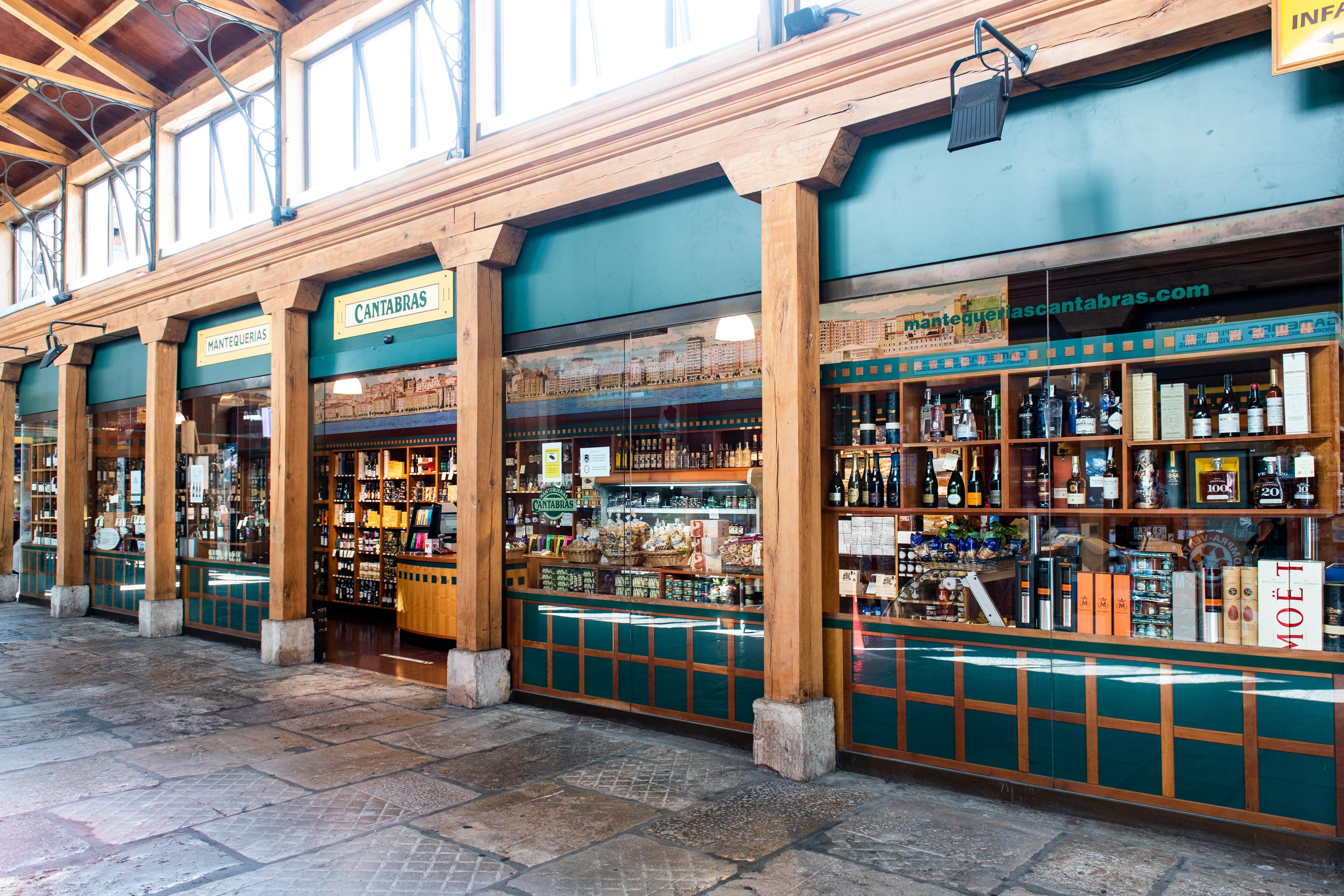 Mantequerías Cántabras fue fundada en 1850 y está especializada en vinos (cuenta con su propio distribuidor, Tablanca) y su tienda principal se ubica en la calle Hernán Cortés