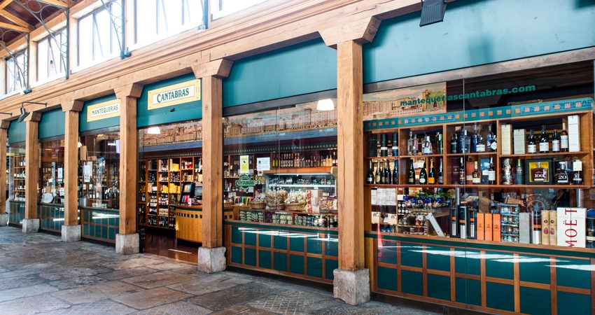 Mantequerías Cántabras was founded in 1850 and specializes in wines (it has its own distributor, Tablanca) and its main store is located on Hernán Cortés street.