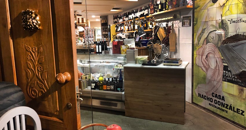 The Abacería de la Sal, in Cabezón de la Sal, preserves in the Plaza del Ángel de la Bodega the air and spirit of an old grocery store, where everything that is on the menu can also be bought to take away.