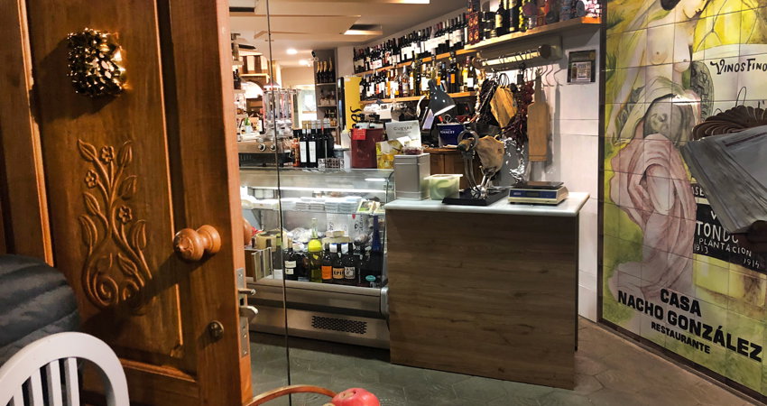 The Abacería de la Sal, in Cabezón de la Sal, preserves in the Plaza del Ángel de la Bodega the air and spirit of an old grocery store, where everything that is on the menu can also be bought to take away.