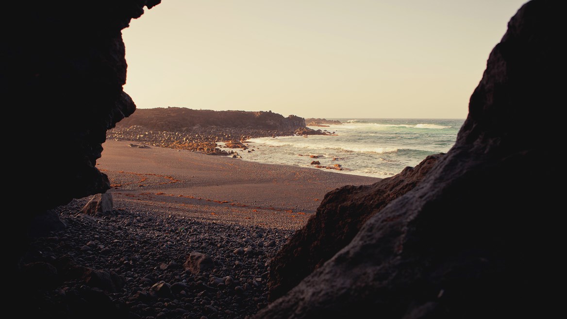 La pequeña cala de arena negra de Las Malvas es una de las playas menos frecuentadas y más bonitas de Lanzarote.
