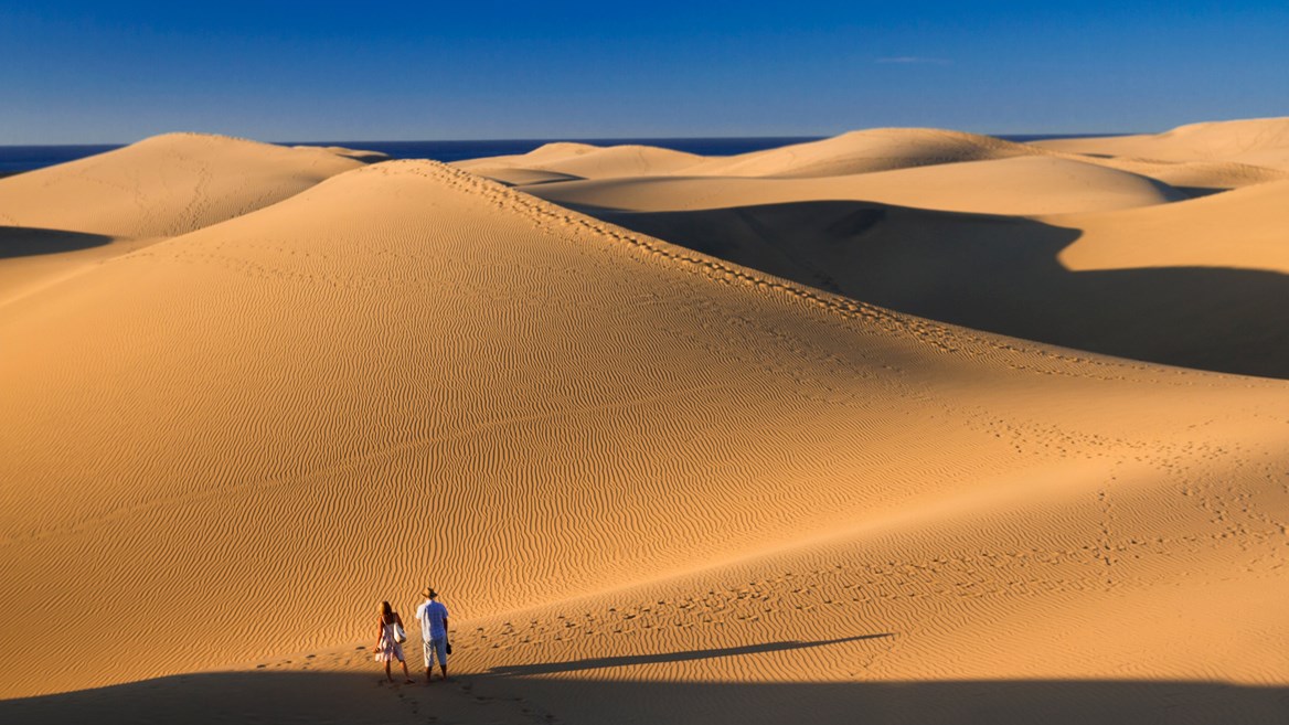 Maspalomas es una de las zonas más turísticas de Gran Canaria y es famosa por sus dunas, el faro y la Charca de Maspalomas.