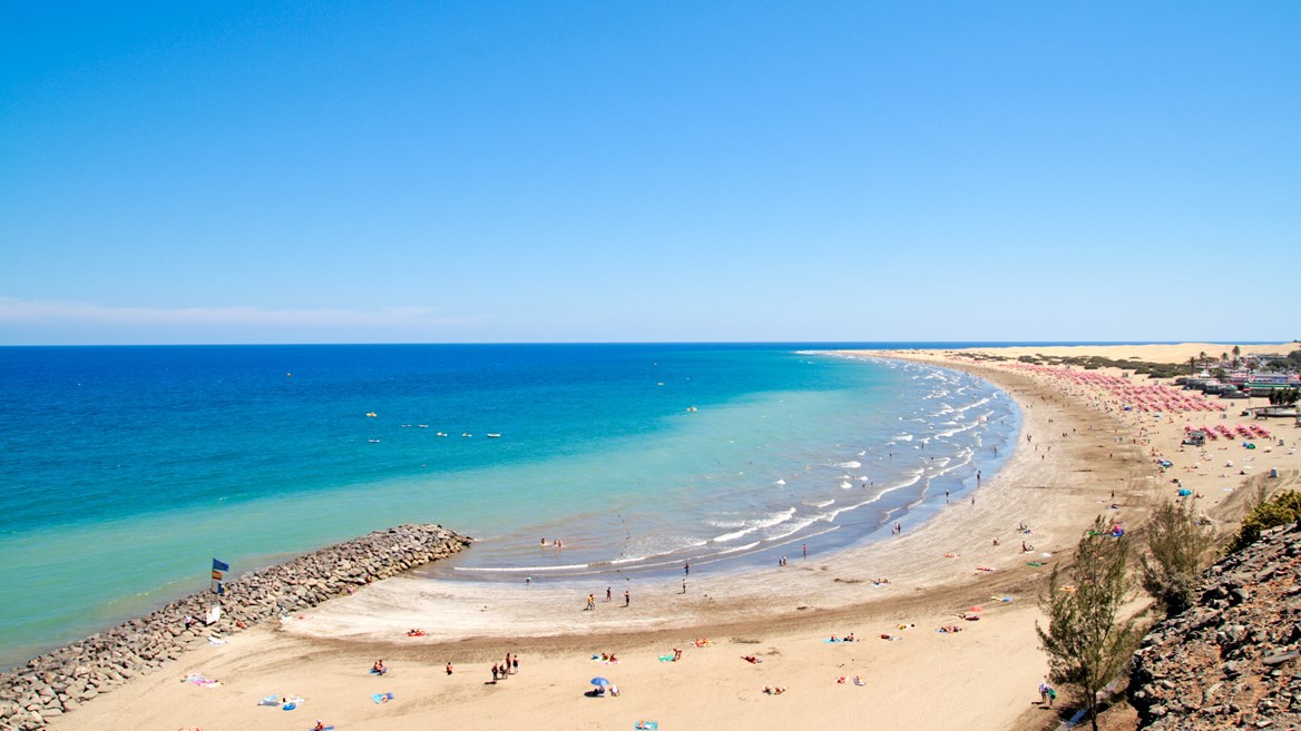 La playa del Inglés es una de los lugares más turísticos de Gran Canaria, perfecto para ir en familia.