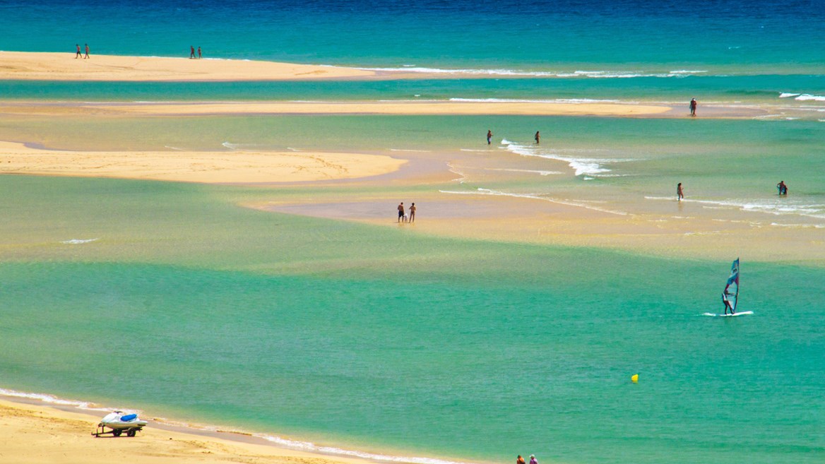 Las playas de Sotavento en Fuerteventura son perfectas para los amantes del kitesurf y del windsurf y están formadas por la playa de la Barca y la de Risco del Paso.