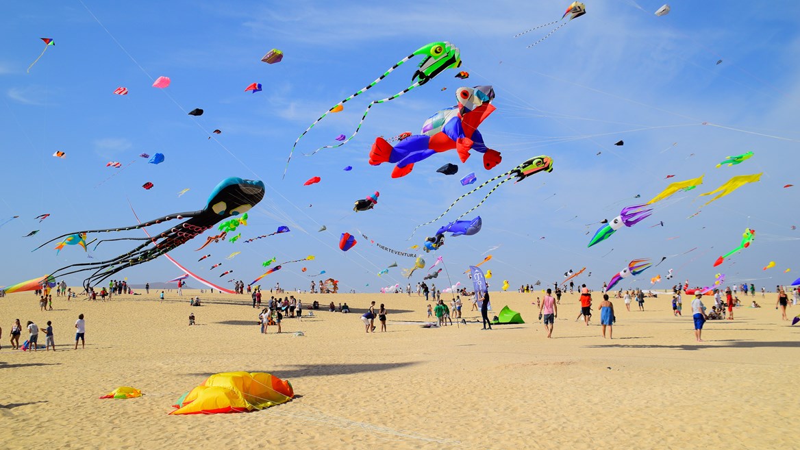 Las Grandes Playas de Corralejo, en Fuerteventura, están rodeadas por las dunas más extensas de las Islas Canarias. Cada noviembre, acogen el Festival Internacional de Cometas.
