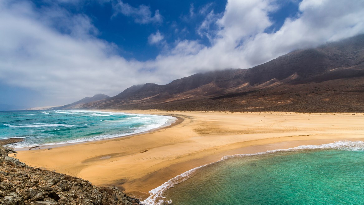 El difícil acceso y la lejanía de núcleos urbanos hacen que la playa de Cofete sea una de las más solitarias y salvajes de Fuerteventura, pero también de las más espectaculares.