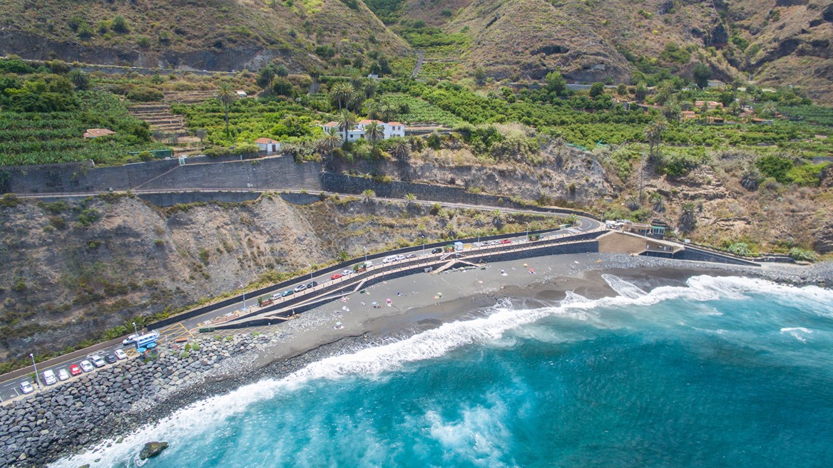 La playa del Socorro, en Tenerife, es una de las más conocidas por los surfistas y cuenta con toda clase de servicios, además de ser accesible para personas con movilidad reducida.