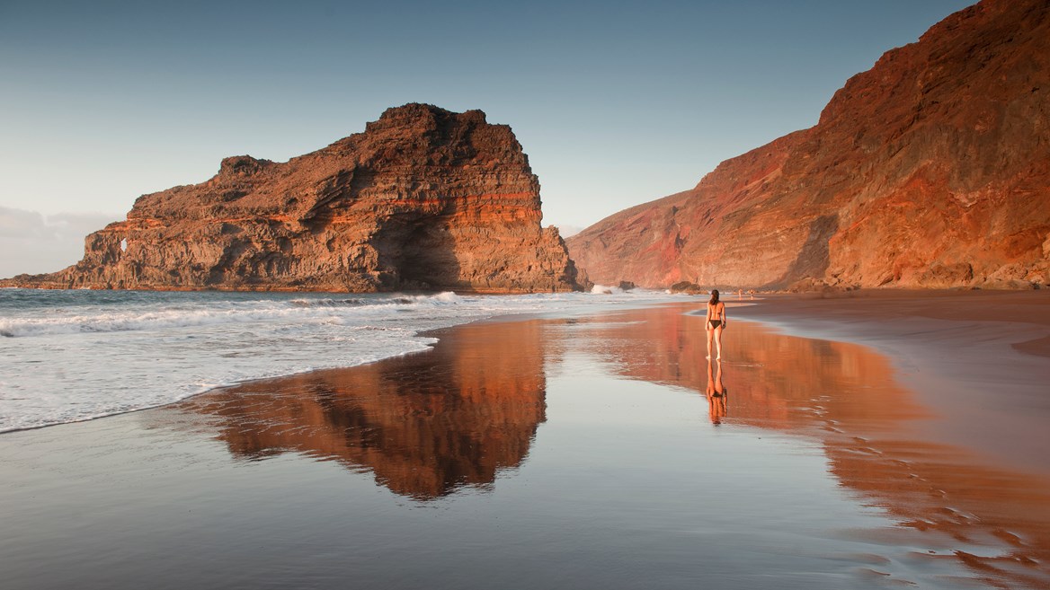 El roque de Las Tabaibas, frente a la playa de Bujarén, forma una ola perfecta para surfear y es una de las playas más bonitas de La Palma.