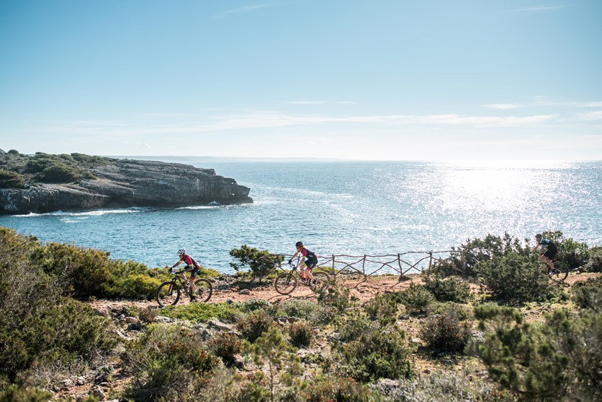 Six years ago, Joan Febrer, founder of Camí de Cavalls 360°, launched the Epic 360°, a stage race on foot and mountain bike in pairs.