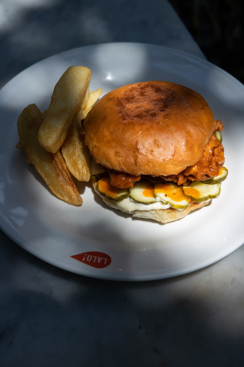 El crispy chicken sandwich es uno de los platos estrellas de Lalo! de Eduardo García.