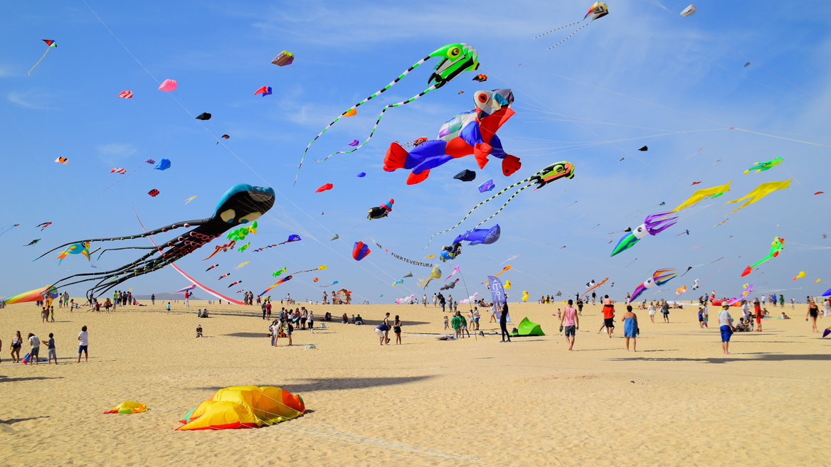The Grandes Playas de Corralejo in Fuerteventura are surrounded by the largest dunes in the Canary Islands. Every November, they are the site of the International Kite Festival.