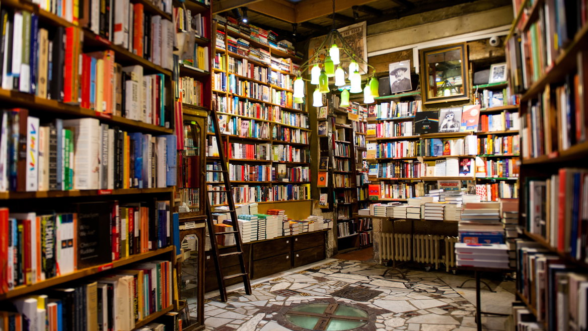 Shakespeare and Company es una librería mítica de París y una de las más bonitas del mundo.