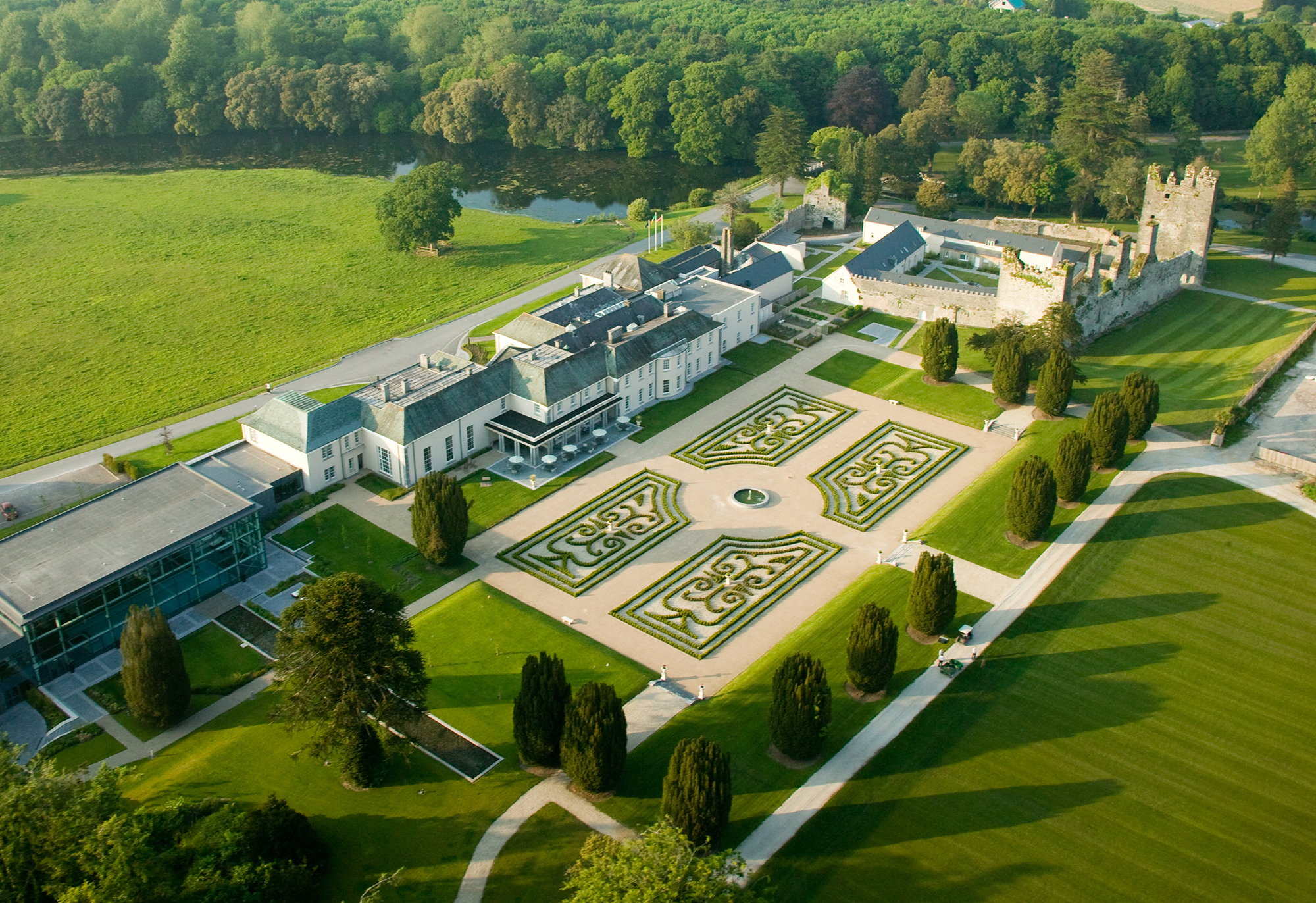 Disfruta de la naturaleza y duerme como un rey en Castlemartyr, un castillo irlandés convertido en un hotel cinco estrellas. 