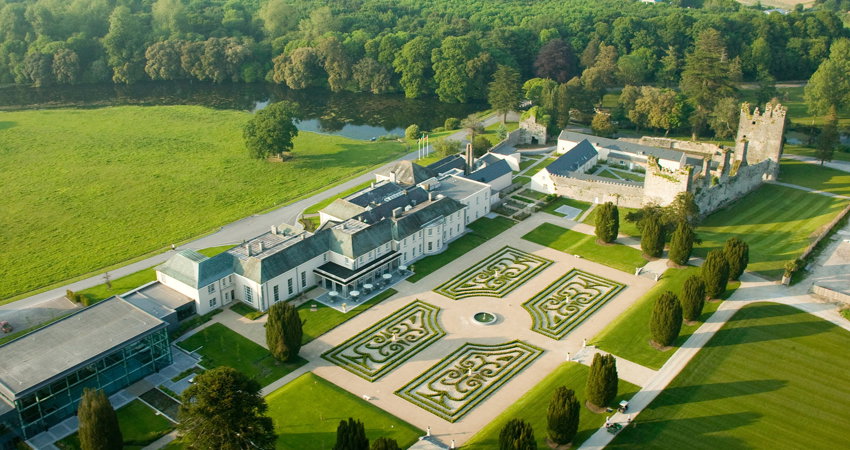Disfruta de la naturaleza y duerme como un rey en Castlemartyr, un castillo irlandés convertido en un hotel cinco estrellas. 