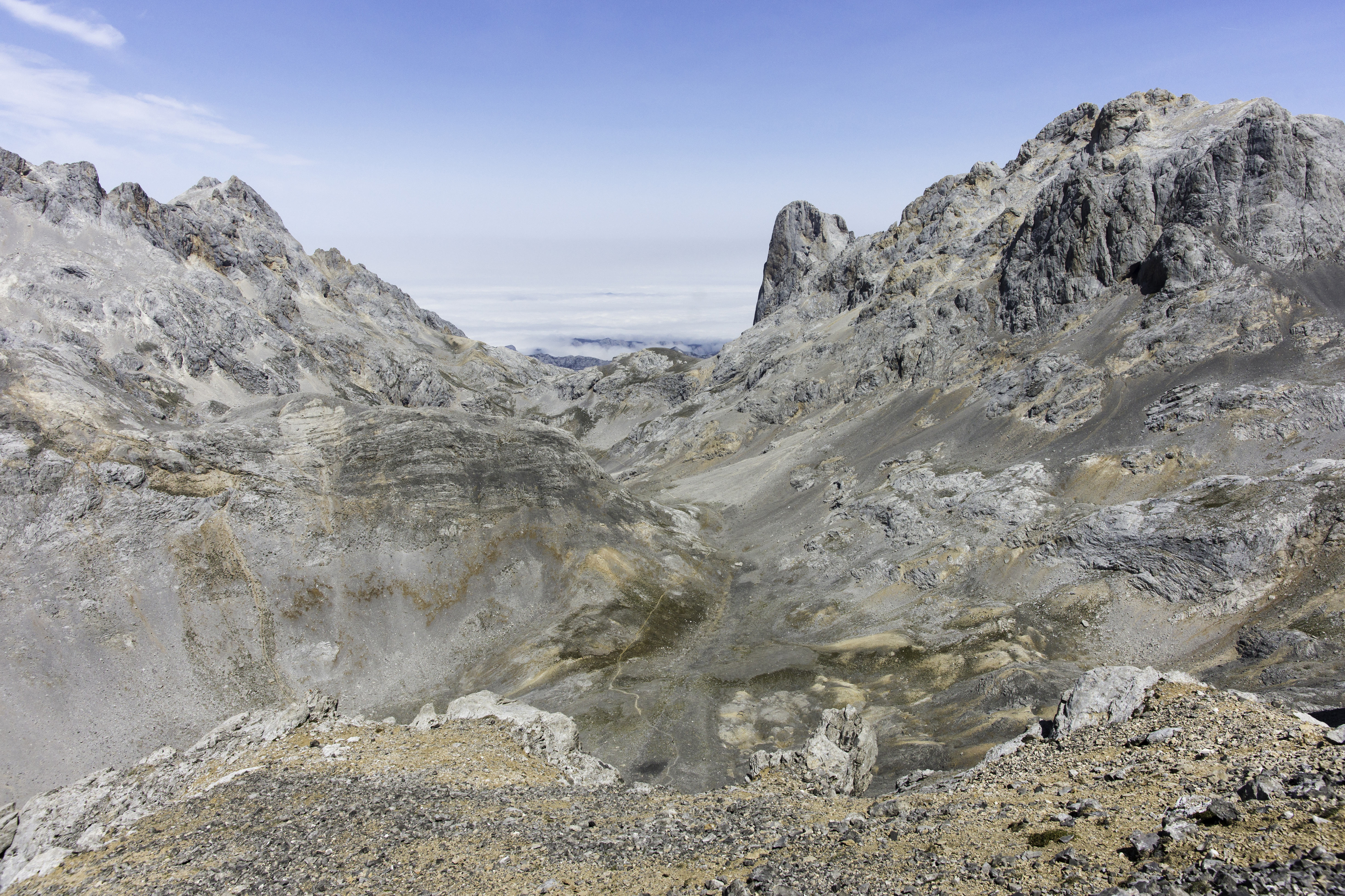 La ruta de los Horcados Rojos, una de las mejores aventuras de senderismo para descubrir la vertiente cántabra de Picos de Europa a pie.