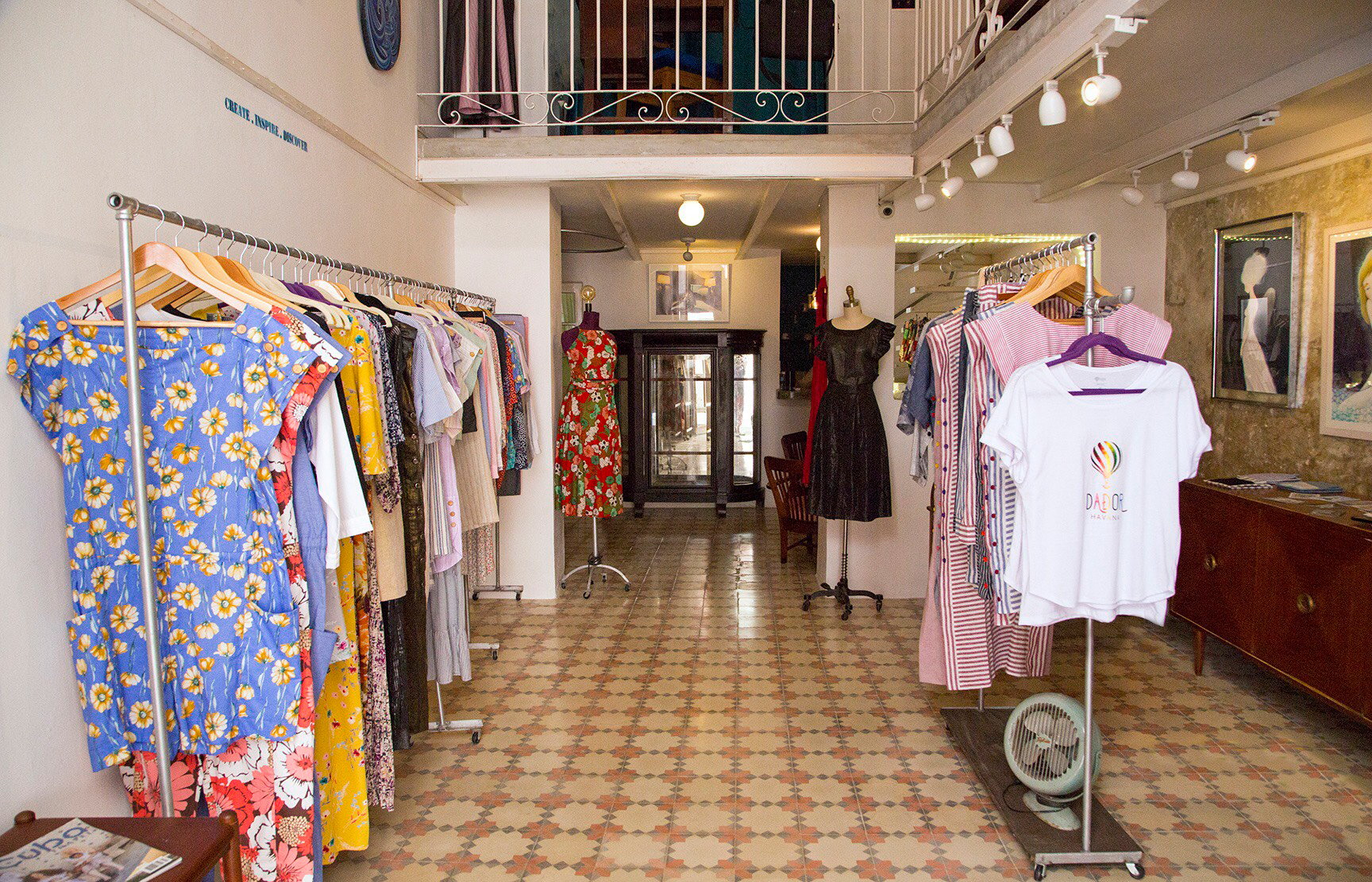 Dador es la tienda-estudio de tres diseñadores cubanos que ofrecen colecciones de ediciones muy limitadas en el corazón de La Habana Vieja.