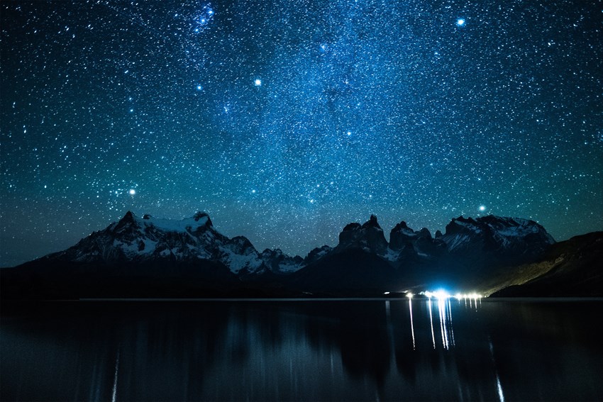 Las Torres del Paine en la Patagonia chilena son uno de los mejores lugares del mundo para la observación astronómica con un cielo de clase 1 en la escala de cielo oscuro de Bortle.