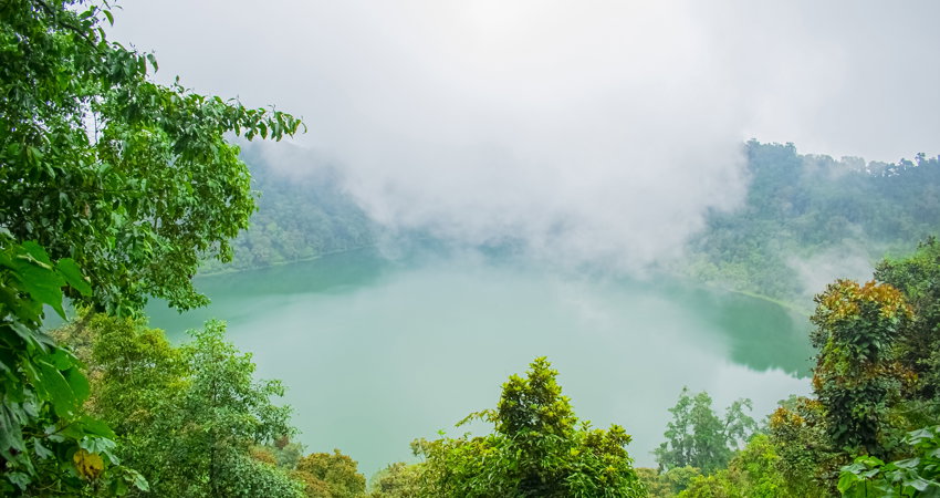 La laguna Chicabal es un lugar sagrado imprescindible en tu visita a las ciudades mayas más fascinantes de Guatemala.