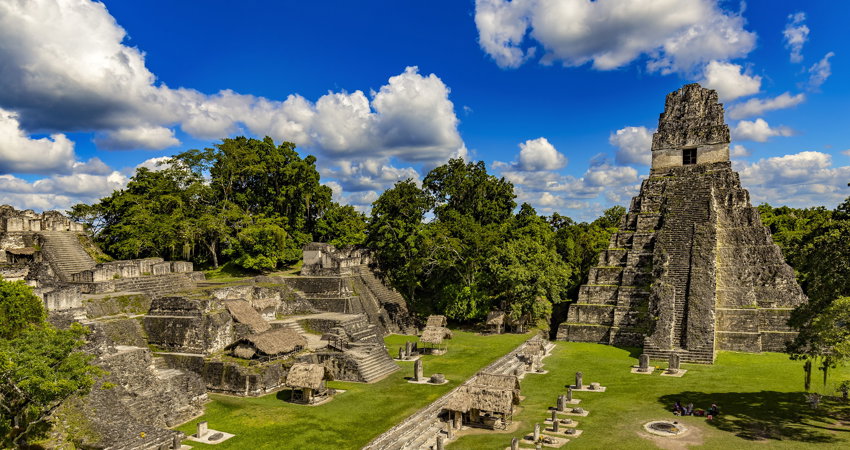 Tikal es una de las ciudades más grandes de la antigua civilización maya. Estuvo 800 años sepultada por la selva.