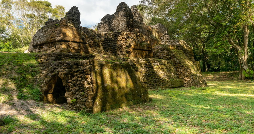 La ciudad de Uaxactún es una de las visitas imprescindibles en un recorrido por las ruinas mayas más espectaculares de Guatemala.