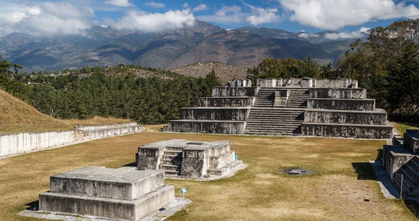 Zaculeu, junto a la ciudad de Huehuetenango es una de las ciudades maya que no te puedes perder en tu visita a Guatemala.
