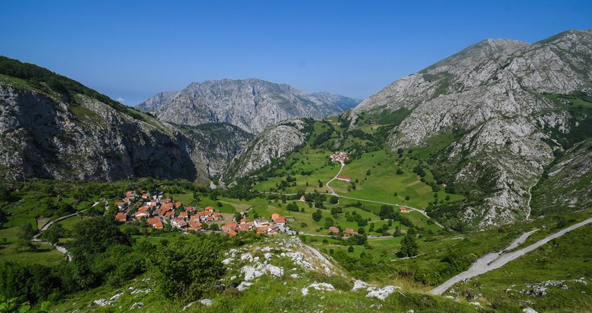 The town of Bejes, in the heart of the Picos de Europa, is visited by many hikers trekking through the natural park because it is the starting point for the route to the Ándara massif.