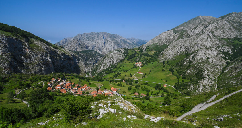 The town of Bejes, in the heart of the Picos de Europa, is visited by many hikers trekking through the natural park because it is the starting point for the route to the Ándara massif.