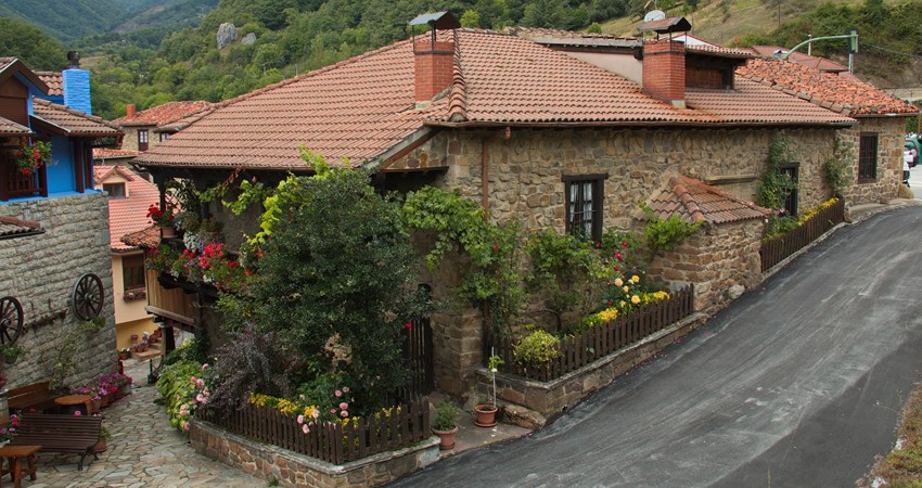 The Acebos de Espinama route crosses through the town of Pido and is one of the best easy routes for exploring the Picos de Europa on your trip to Cantabria.