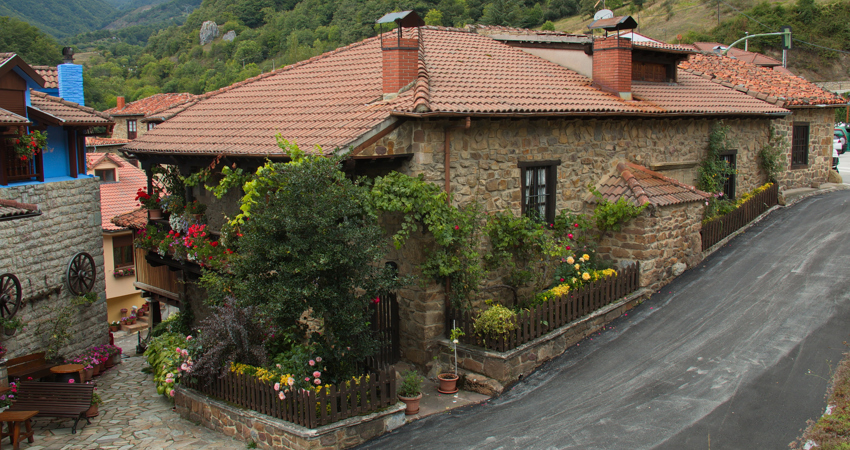 The Acebos de Espinama route crosses through the town of Pido and is one of the best easy routes for exploring the Picos de Europa on your trip to Cantabria.